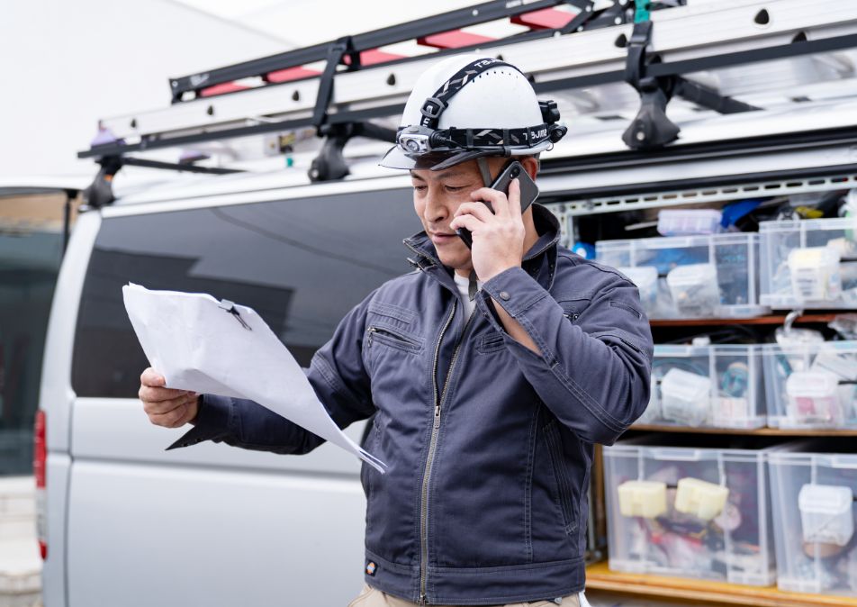 電話をしている男性作業員