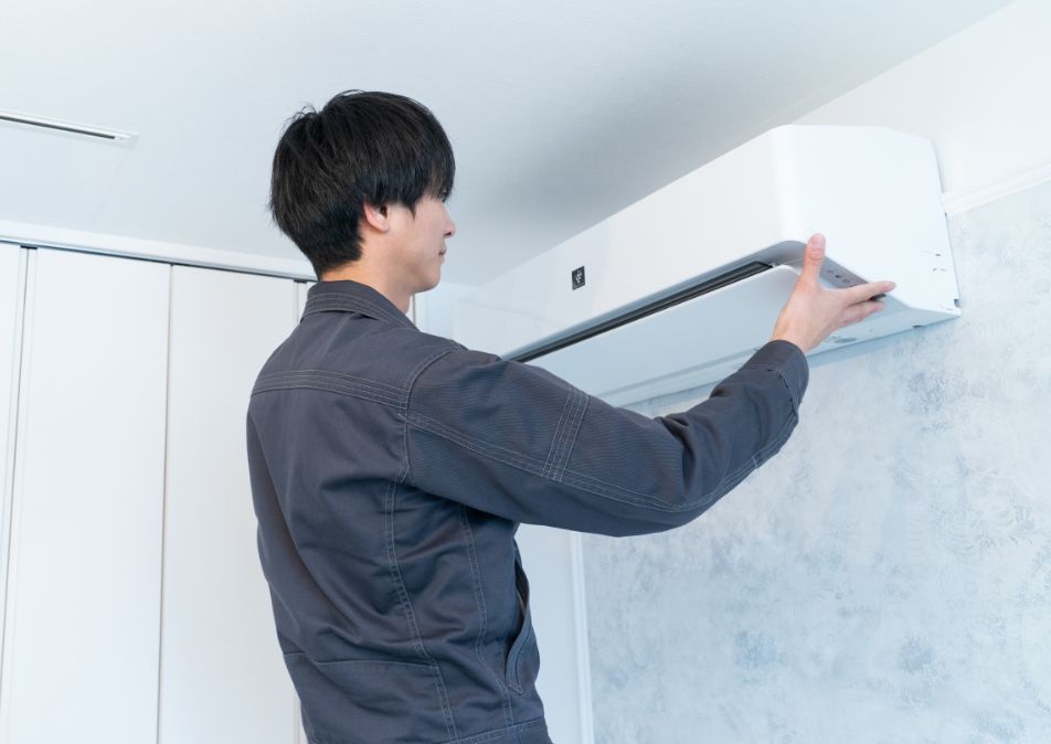 新しいエアコンを取り付ける男性作業員