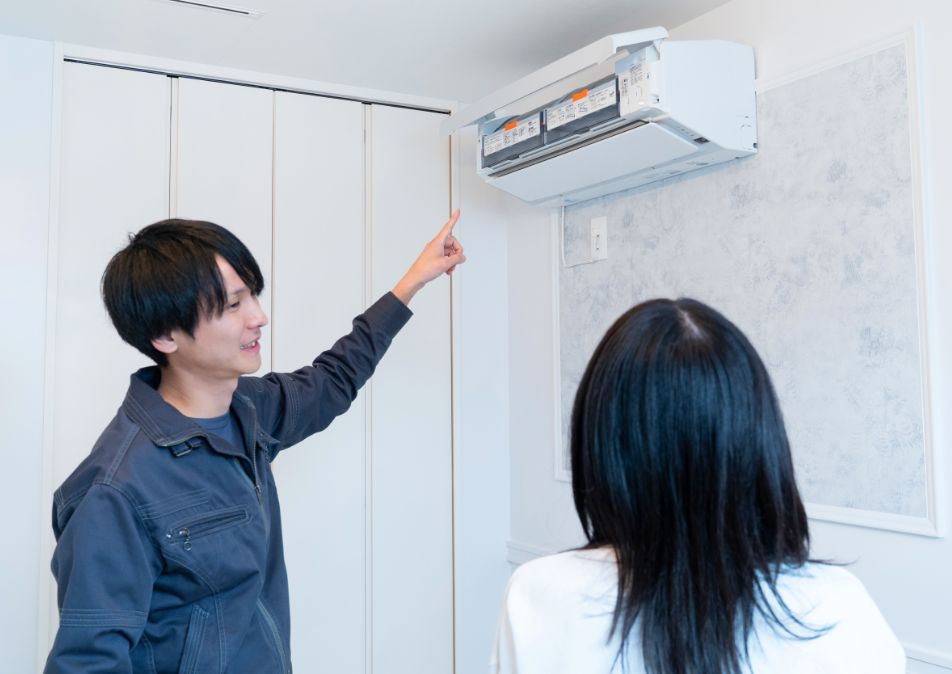 お客さんに説明をする男性作業員