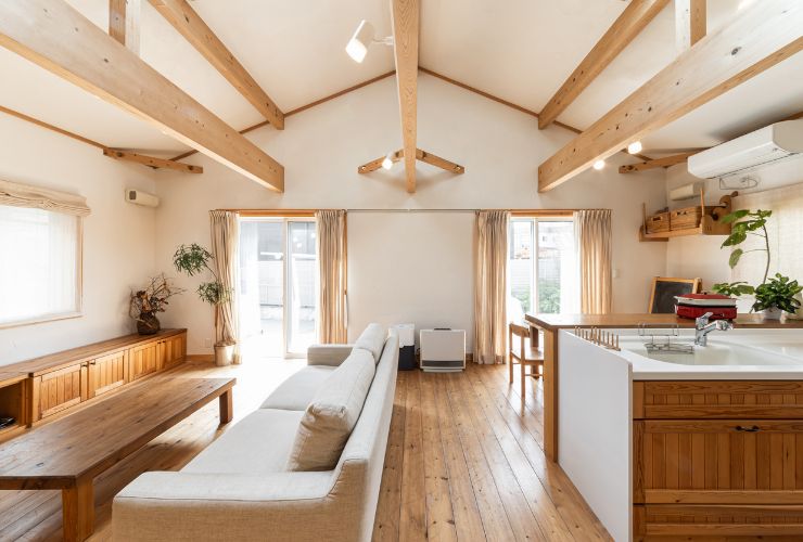 木を基調とした清潔感のあるリビング