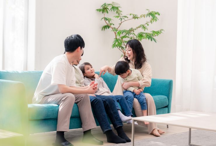 ソファでくつろぐ家族