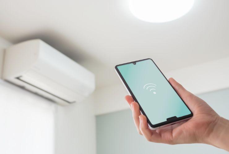 スマホをエアコンにかざす様子