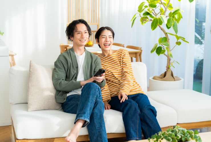 仲良くテレビを見る夫婦